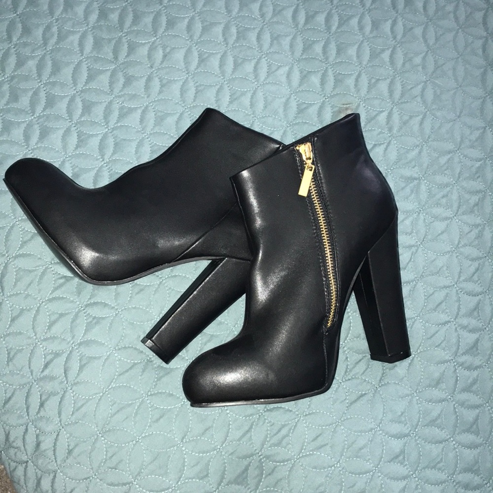 Express High heeled booties